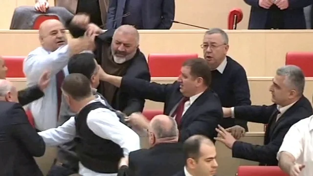 Грузинські депутати вирішують питання в парламенті кулаками